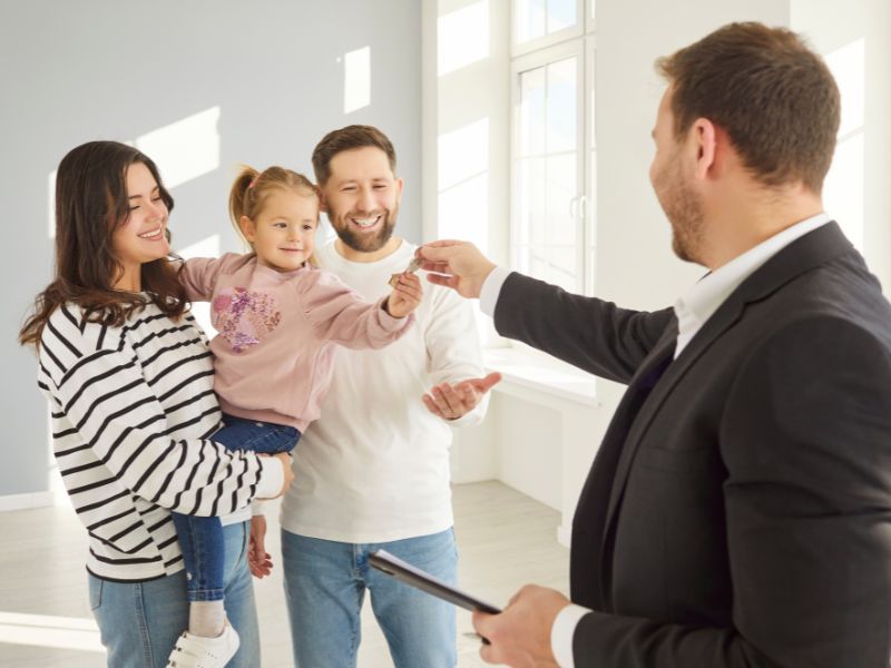 prikaz porodice mama, tata i dete koji uzimaju ključe od stana od investitora