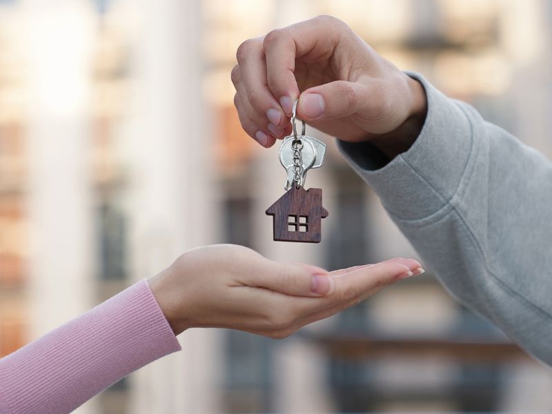 par drži u ruci ključeve od kuće