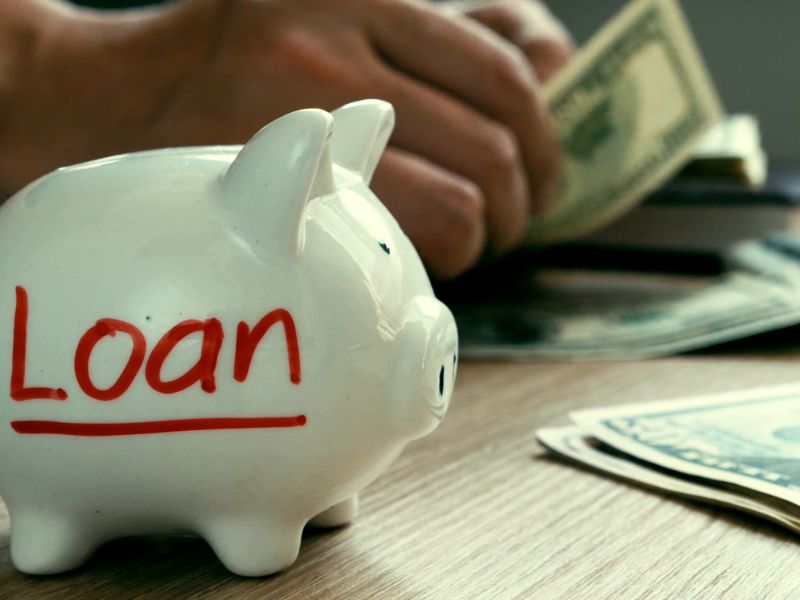 prikaz osobe koja broji novac za kredit