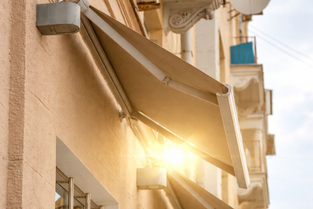 Balkon sa postavljenom tendom koja štiti od direktnog sunčevog zračenja