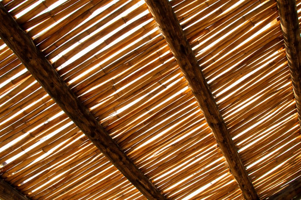 Bambus konstrukcija koja služi kao prirodna zaštita od sunca na balkonu