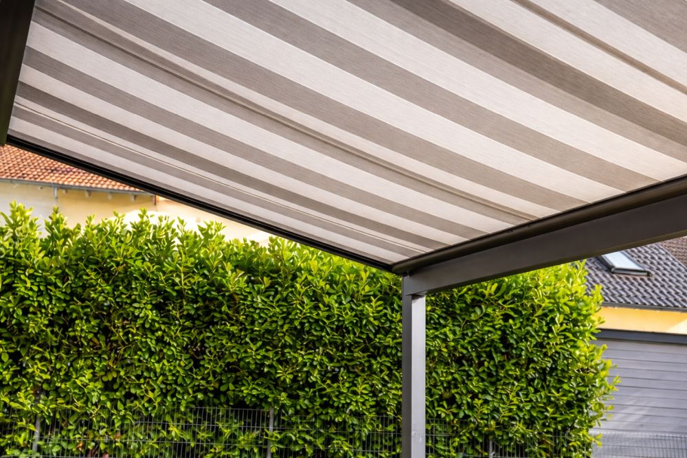 Moderna tenda postavljena iznad balkona koja štiti prostor od direktnog sunca