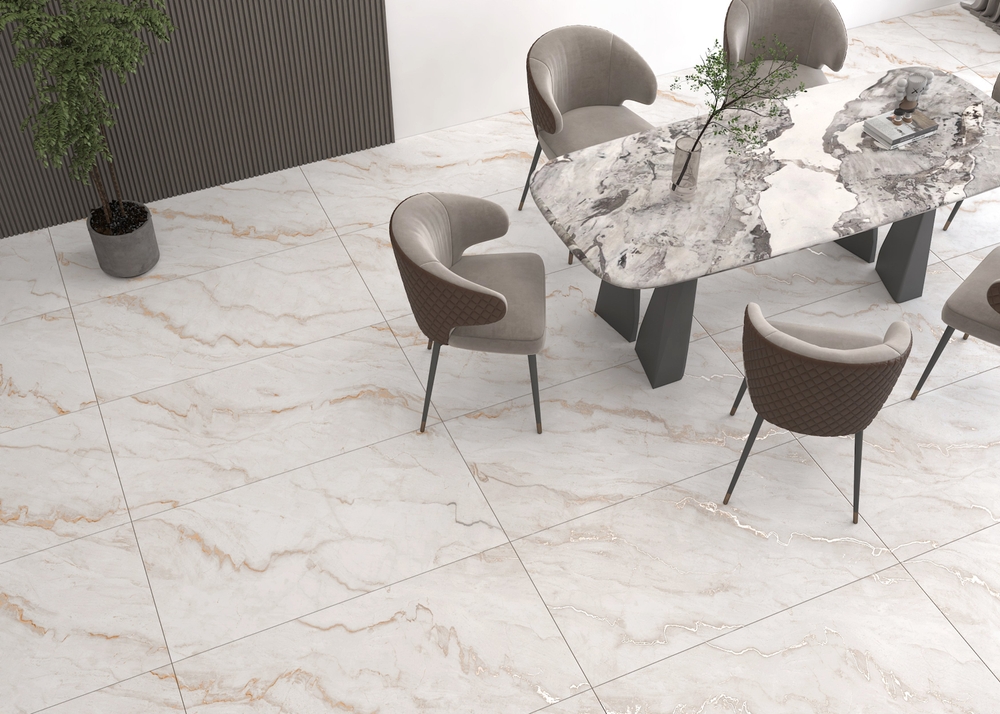 Velike mermerne podne pločice svetlih tonova u modernom enterijeru sa trpezarijskim stolom i tapaciranim stolicama