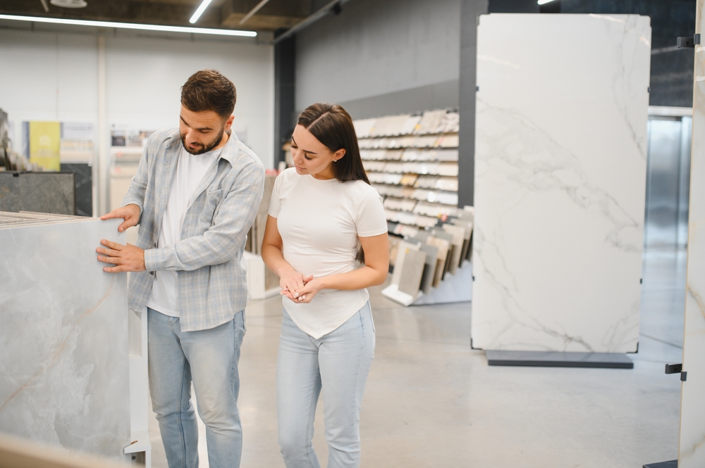 Par u salonu pločica razmatra razlike između keramičkih i porcelanskih pločica